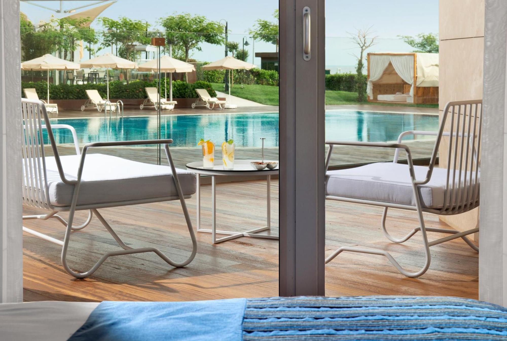 Crowne Plaza Florya Istanbul By Ihg Ξενοδοχείο Εξωτερικό φωτογραφία The swimming pool at the hotel