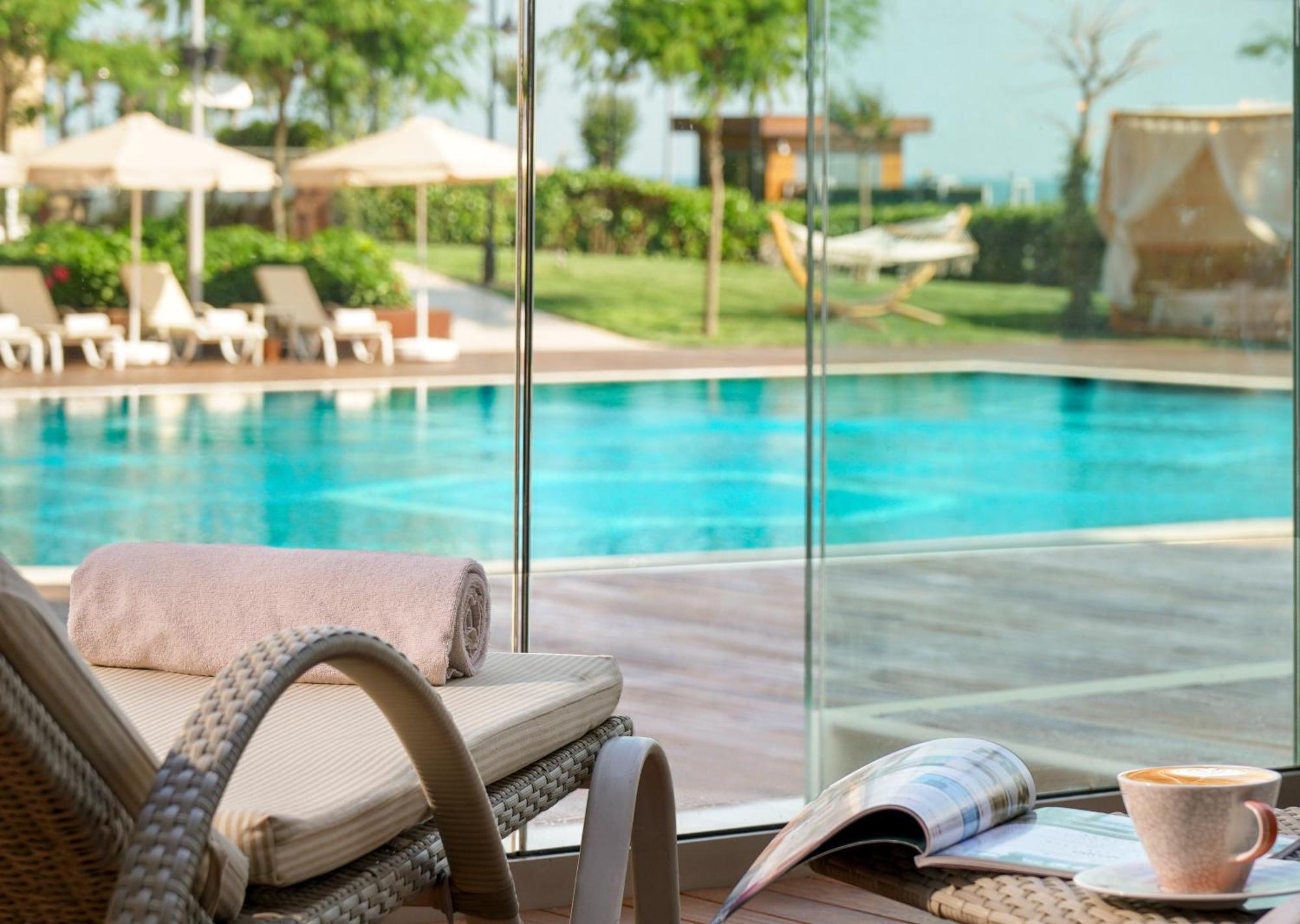 Crowne Plaza Florya Istanbul By Ihg Ξενοδοχείο Εξωτερικό φωτογραφία Pool at the hotel