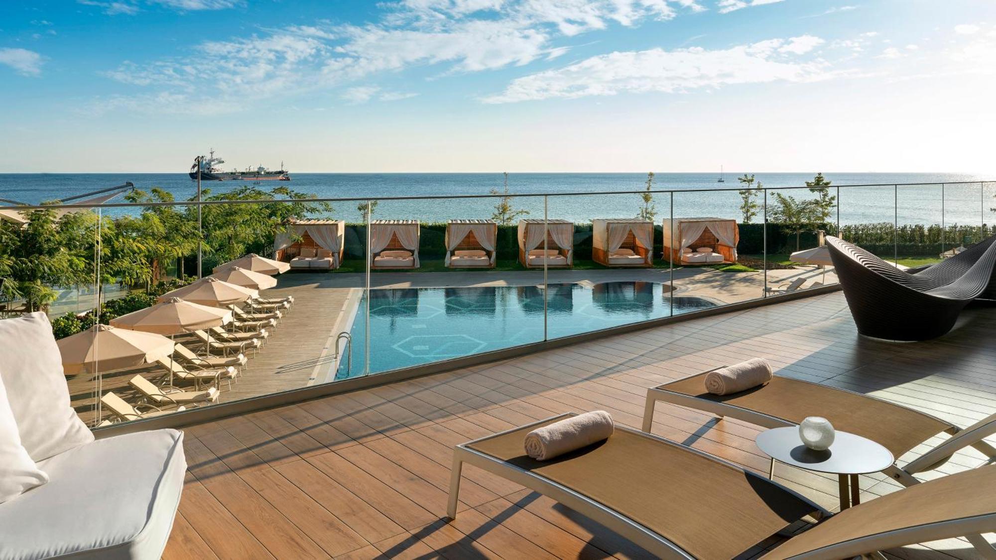 Crowne Plaza Florya Istanbul By Ihg Ξενοδοχείο Εξωτερικό φωτογραφία The pool at the hotel