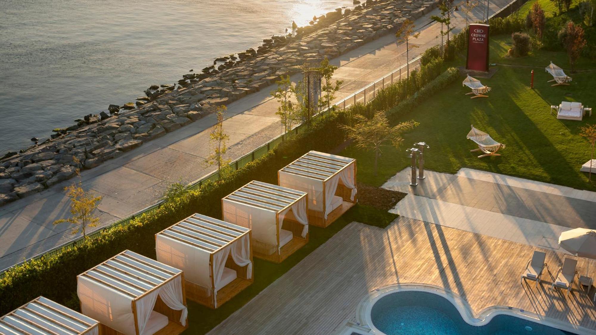 Crowne Plaza Florya Istanbul By Ihg Ξενοδοχείο Εξωτερικό φωτογραφία The beach at the hotel