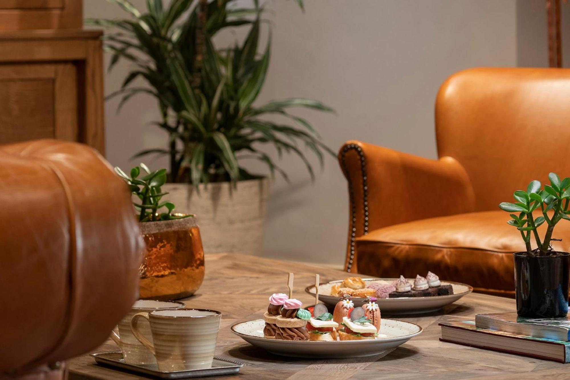 Crowne Plaza Florya Istanbul By Ihg Ξενοδοχείο Εξωτερικό φωτογραφία Afternoon tea at the hotel